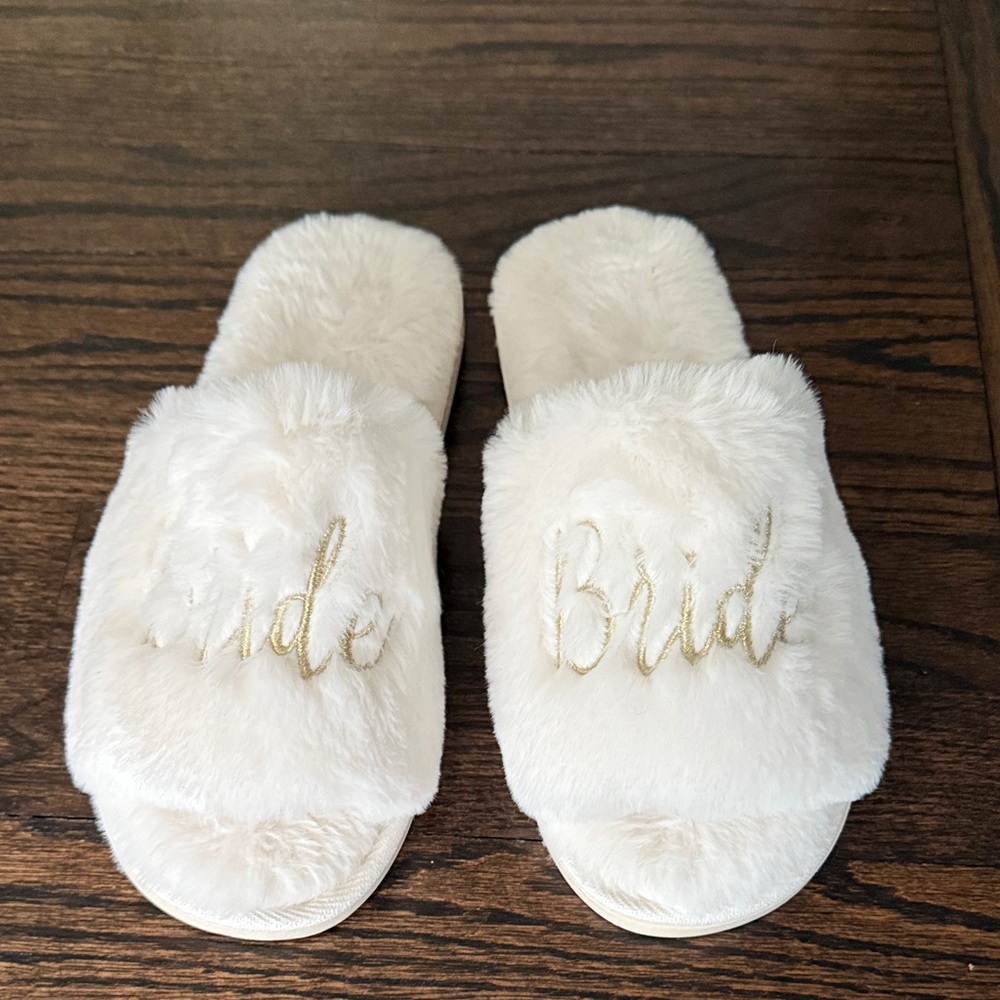 Shiraleah White Faux Fur Slippers